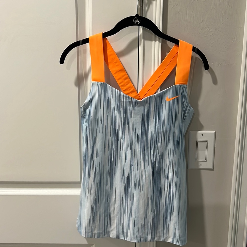 Nike women’s Medium dri fit top size M